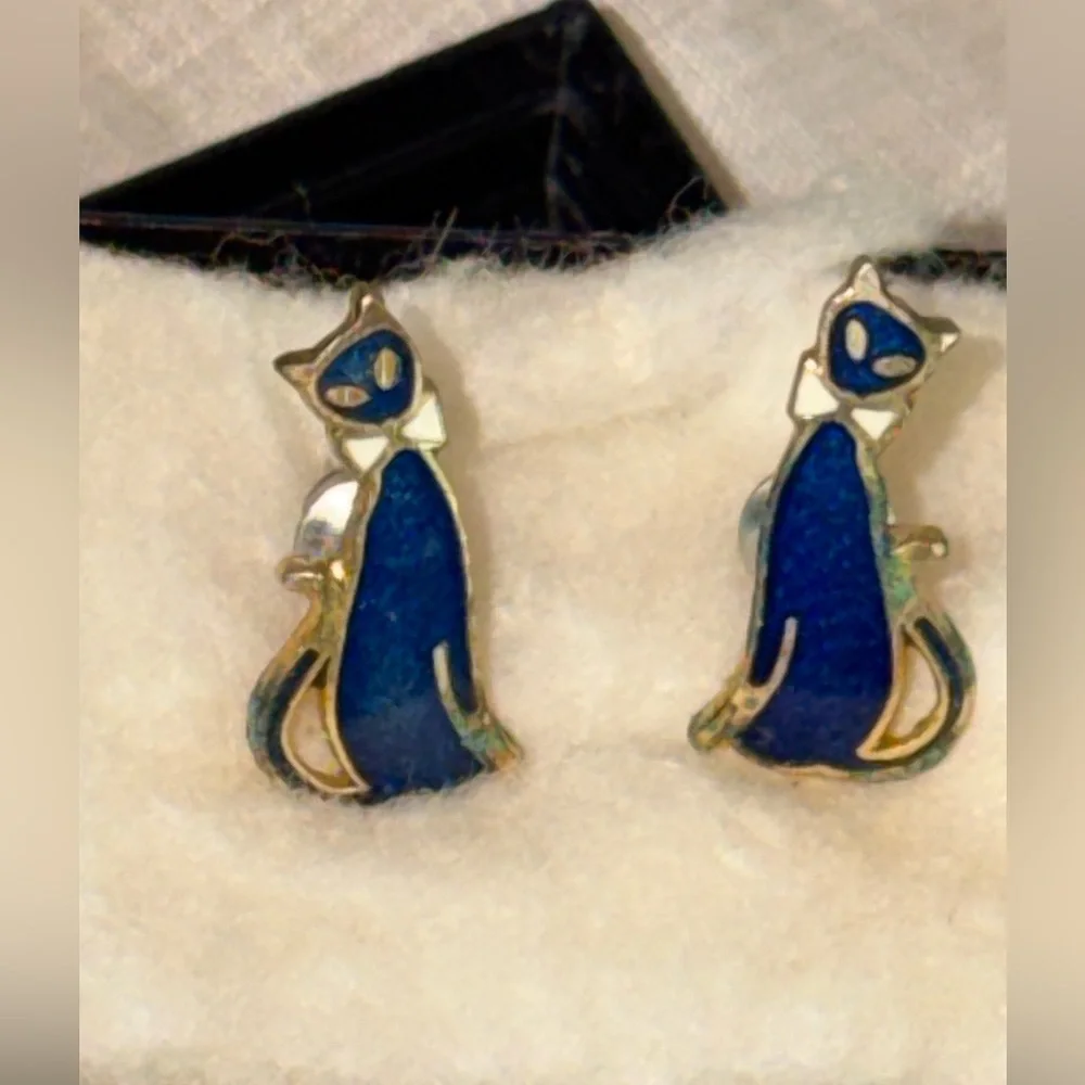Vintage Cloisonne Cat With White Bow Tie Pierced Earrings Blue Enamel Gold Tone